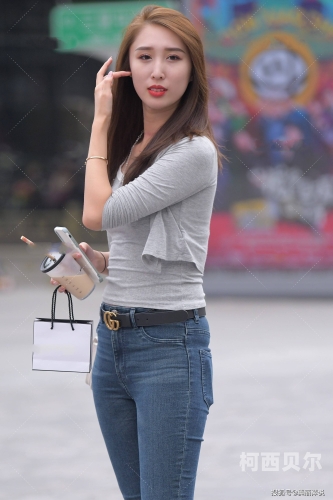 美女扒开奶罩露出小奶头视频网站，时尚与隐私的完美融合