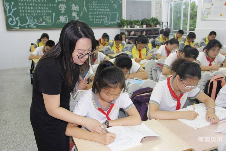 国产老师补课狂热，女生在线互动，裸体免费观看？国产凋教